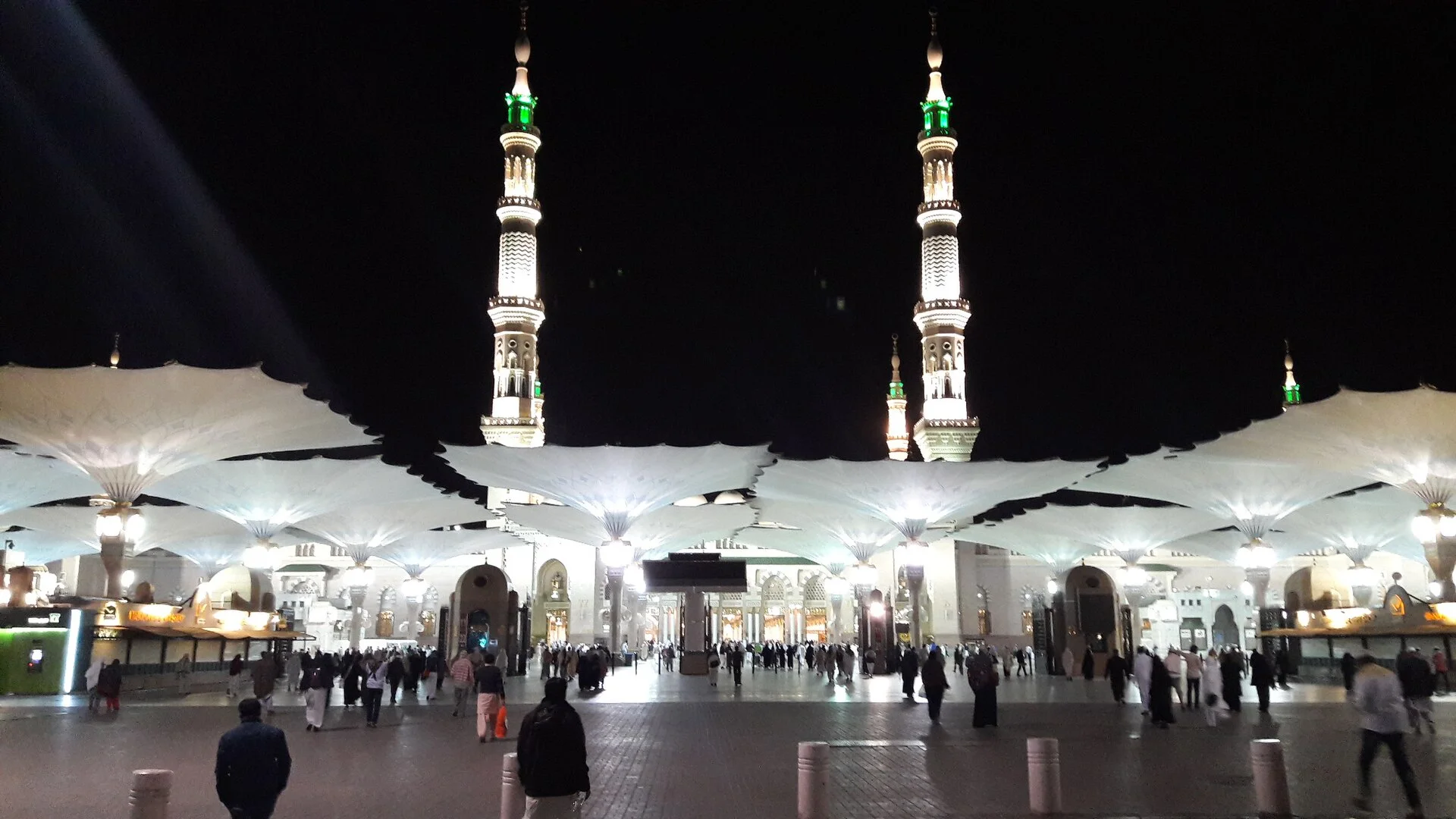 Masjid an-Nabawi at night